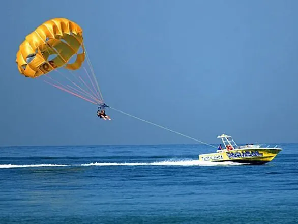 Parachute ascensionnel à Hurghada Le parasailing à Hurghada est l'une des plus belles excursions à Hurghada, avec une expérience excitante et merveill'